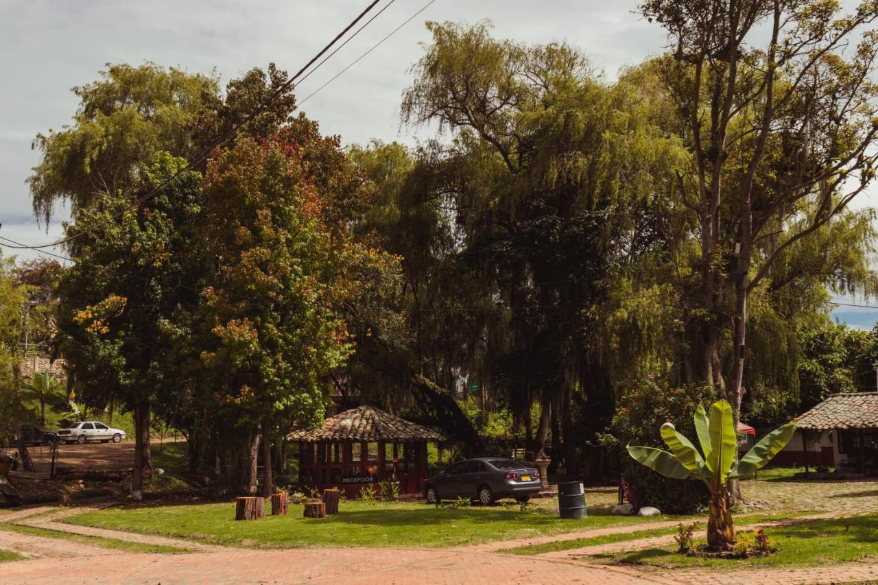 Hotel Y Centro De Convenciones Pueblito De Yerbabuena Paraiso Natural Чия Экстерьер фото